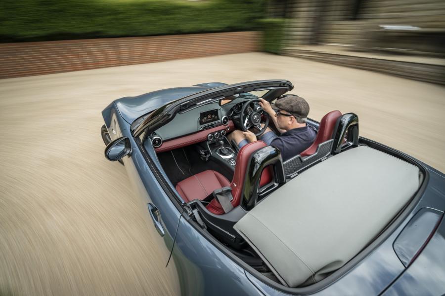 Интерьер Mazda MX-5 R-Sport (ND) 2020 года  (UK) (фото 60 из 86)